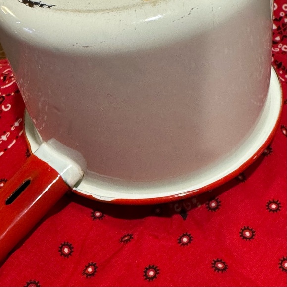 Vintage Farmhouse Red and White Enamel Saucepan - Picture 11 of 16